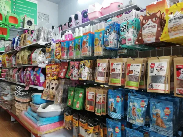 Shop thú cưng trưng bày đa dạng sản phẩm thức ăn và phụ kiện cho chó mèo
