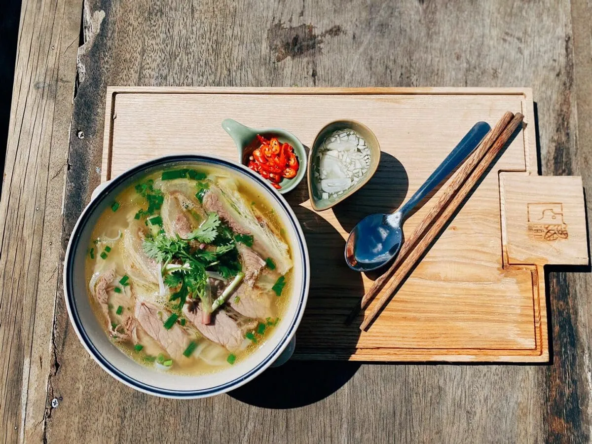 Toàn cảnh không gian sân vườn của một quán cà phê thú cưng tại Đà Lạt nhìn từ trên cao