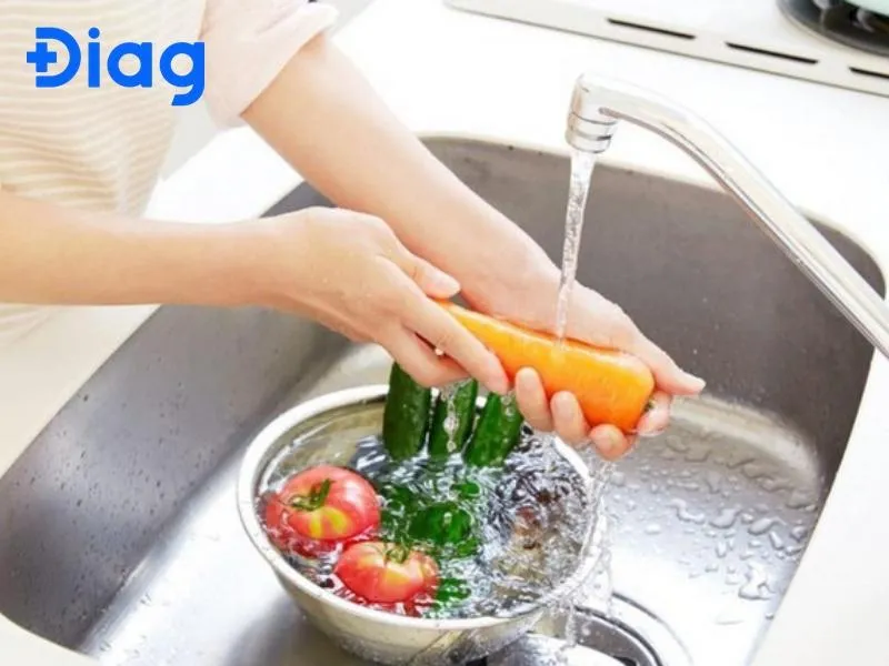 Rửa sạch thực phẩm dưới vòi nước chảy để loại bỏ hoàn toàn trứng ký sinh trùng và vi khuẩn