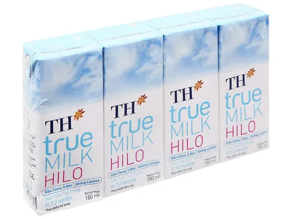 Bé mèo khám phá đĩa sữa tươi dành riêng cho thú cưng