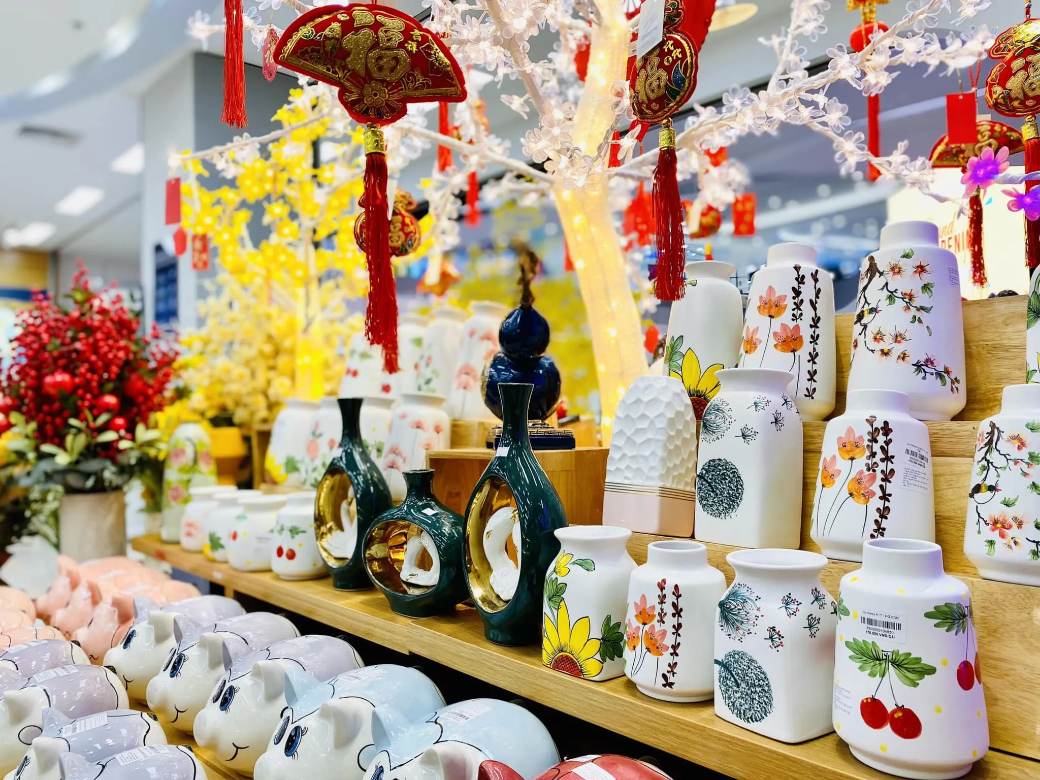 Đồ trang trí ngày tết không thể thiếu: bình hoa trang trí tết. Nguồn: Nhà sách FAHASA