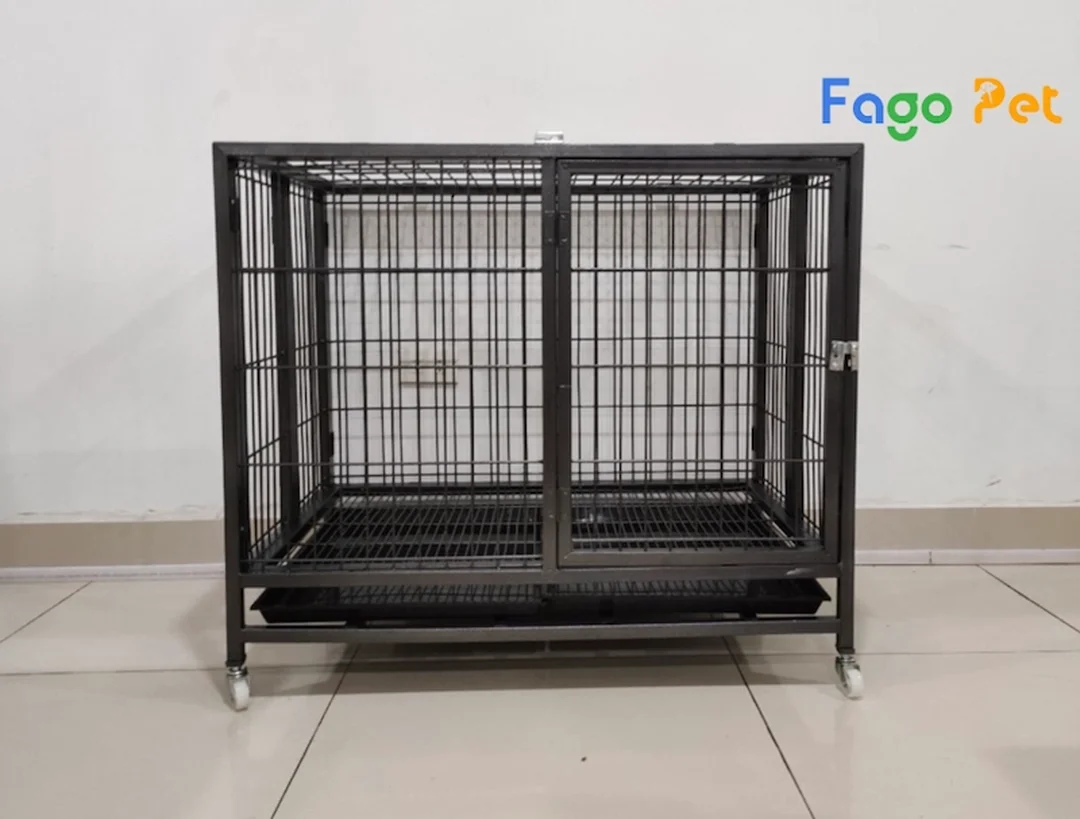 chuồng chó corgi có bánh xe và khay vệ sinh tiện dọn