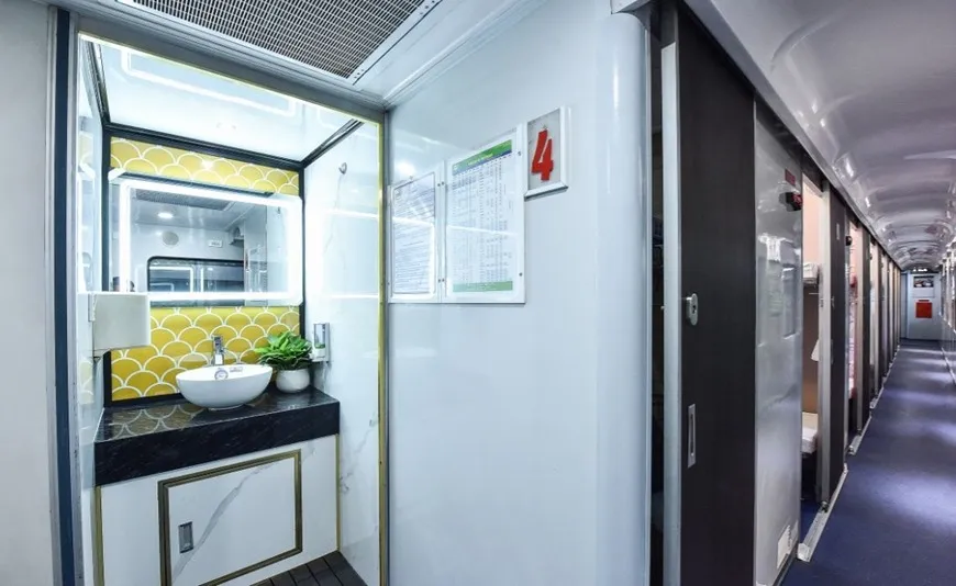 Khu vực vệ sinh sạch sẽ trên tàu giúp trải nghiệm của Sen thêm trọn vẹn