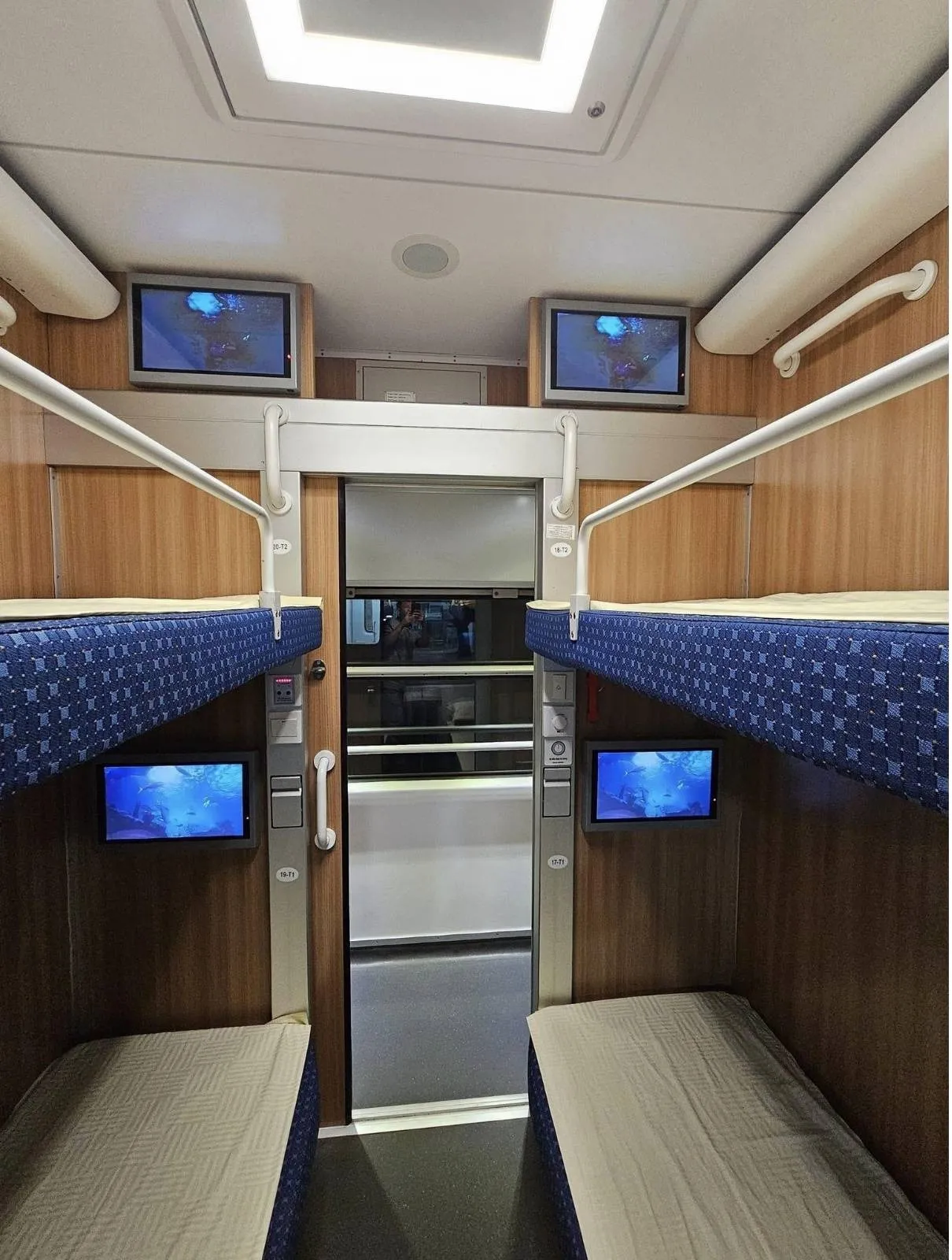 Tàu hỏa hiện đại cung cấp không gian rộng rãi và dịch vụ hỗ trợ hành khách tốt hơn