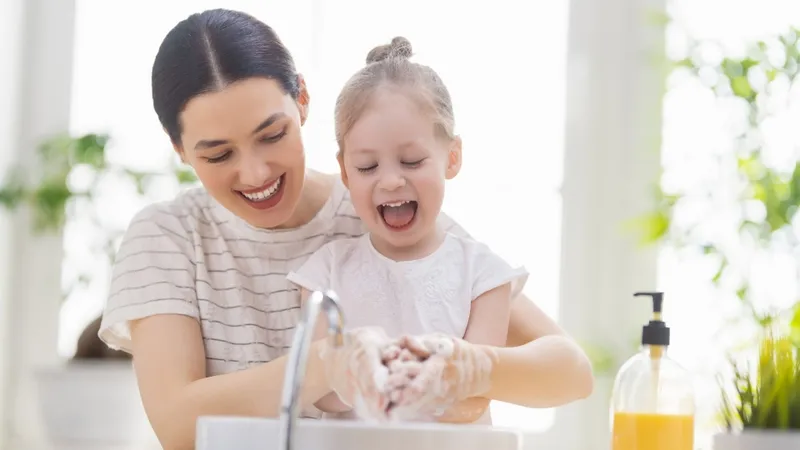 Giáo dục trẻ em về vệ sinh giúp phòng ngừa triệu chứng nhiễm giun sán chó mèo