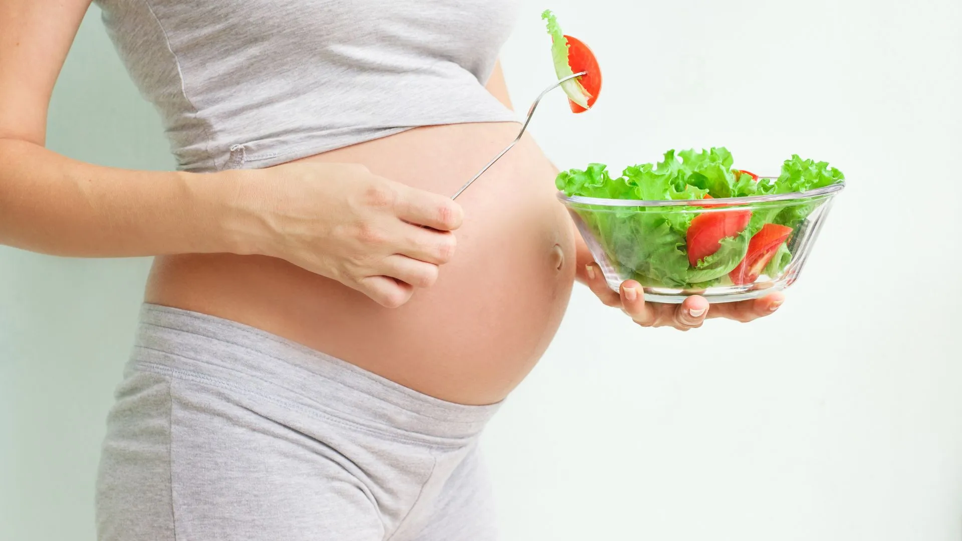 Chế độ dinh dưỡng nghèo nàn là nguyên nhân trực tiếp khiến thai nhi suy dinh dưỡng.