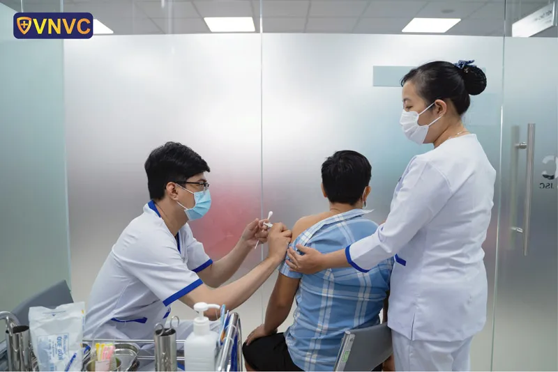 Bác sĩ tư vấn cho bệnh nhân về các phản ứng sau tiêm tại phòng khám chuyên khoa