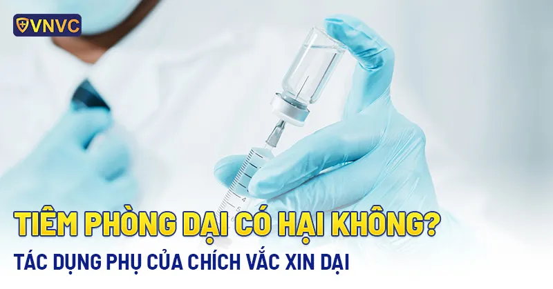 Nhân viên y tế đang thực hiện tiêm vắc xin phòng dại cho khách hàng tại trung tâm năm 2026