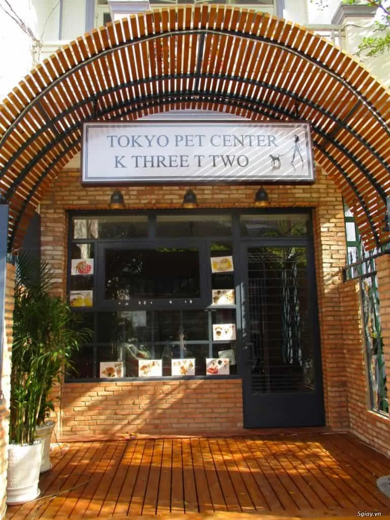 Cửa vào Tokyo Pet Center phong cách Nhật